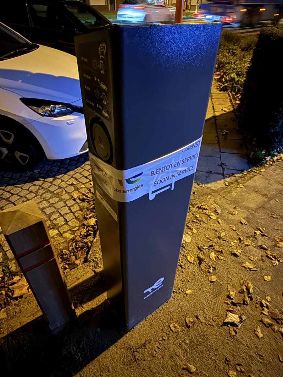 davidper's tweet image. Nuevo punto de recarga al lado de mi casa 👏