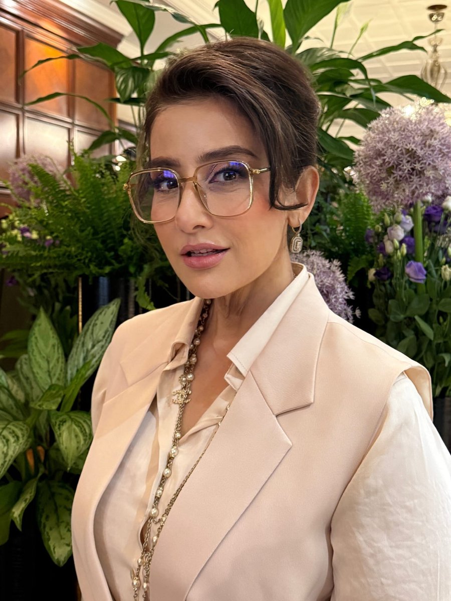 AasthaNepal7's tweet image. “कम्युनिष्ट, कांग्रेस र राजावादी वा पार्टी दल राजनीति भन्दा देश र जनता ठूलो हो। बीपीले जीवन दिएर क्रान्ति गरेर बनाएको नेपाली कांग्रेस काहिँ पनि नदेख्दा दुखः लाग्छ।” - मनिषा कोईराला, वरिष्ठ अभिनेत्री