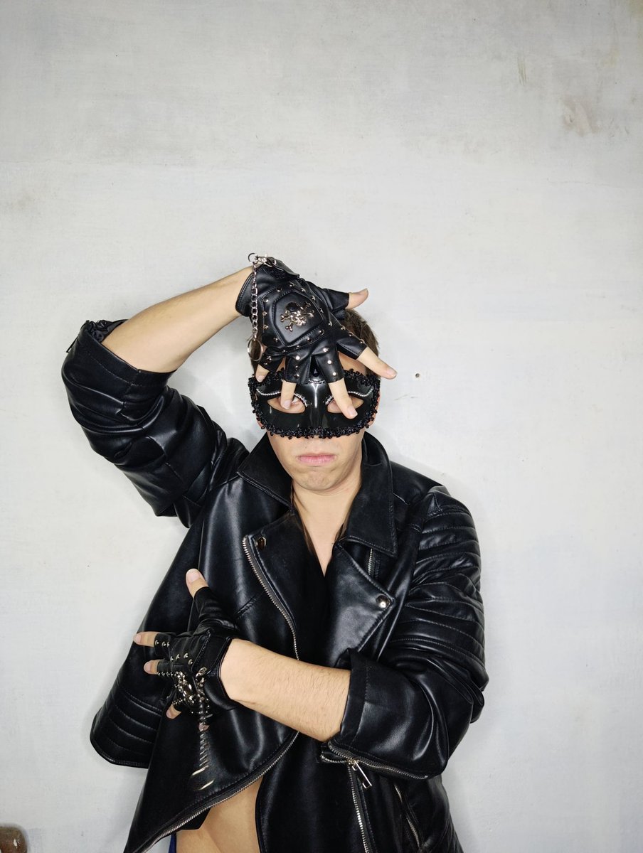 danydelriooff's tweet image. A touch of darkness amidst those twinkling lights. Feeling fabulous!!!
✨🖤✨
#newpost #viralpost #modeling #BLACKSOULS #Elegance #fashionstyle #DarkSouls