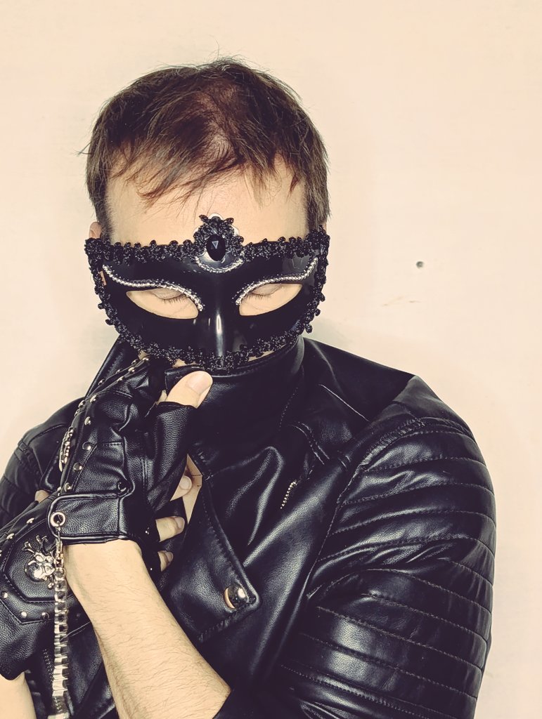 danydelriooff's tweet image. A touch of darkness amidst those twinkling lights. Feeling fabulous!!!
✨🖤✨
#newpost #viralpost #modeling #BLACKSOULS #Elegance #fashionstyle #DarkSouls