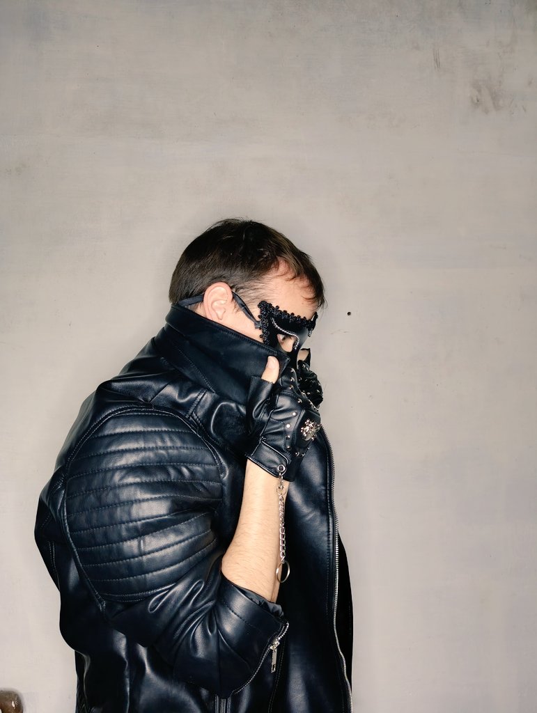 danydelriooff's tweet image. A touch of darkness amidst those twinkling lights. Feeling fabulous!!!
✨🖤✨
#newpost #viralpost #modeling #BLACKSOULS #Elegance #fashionstyle #DarkSouls