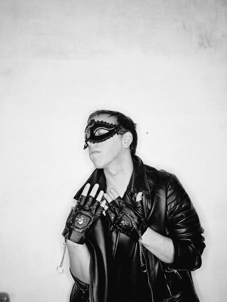 danydelriooff's tweet image. A touch of darkness amidst those twinkling lights. Feeling fabulous!!!
✨🖤✨
#newpost #viralpost #modeling #BLACKSOULS #Elegance #fashionstyle #DarkSouls