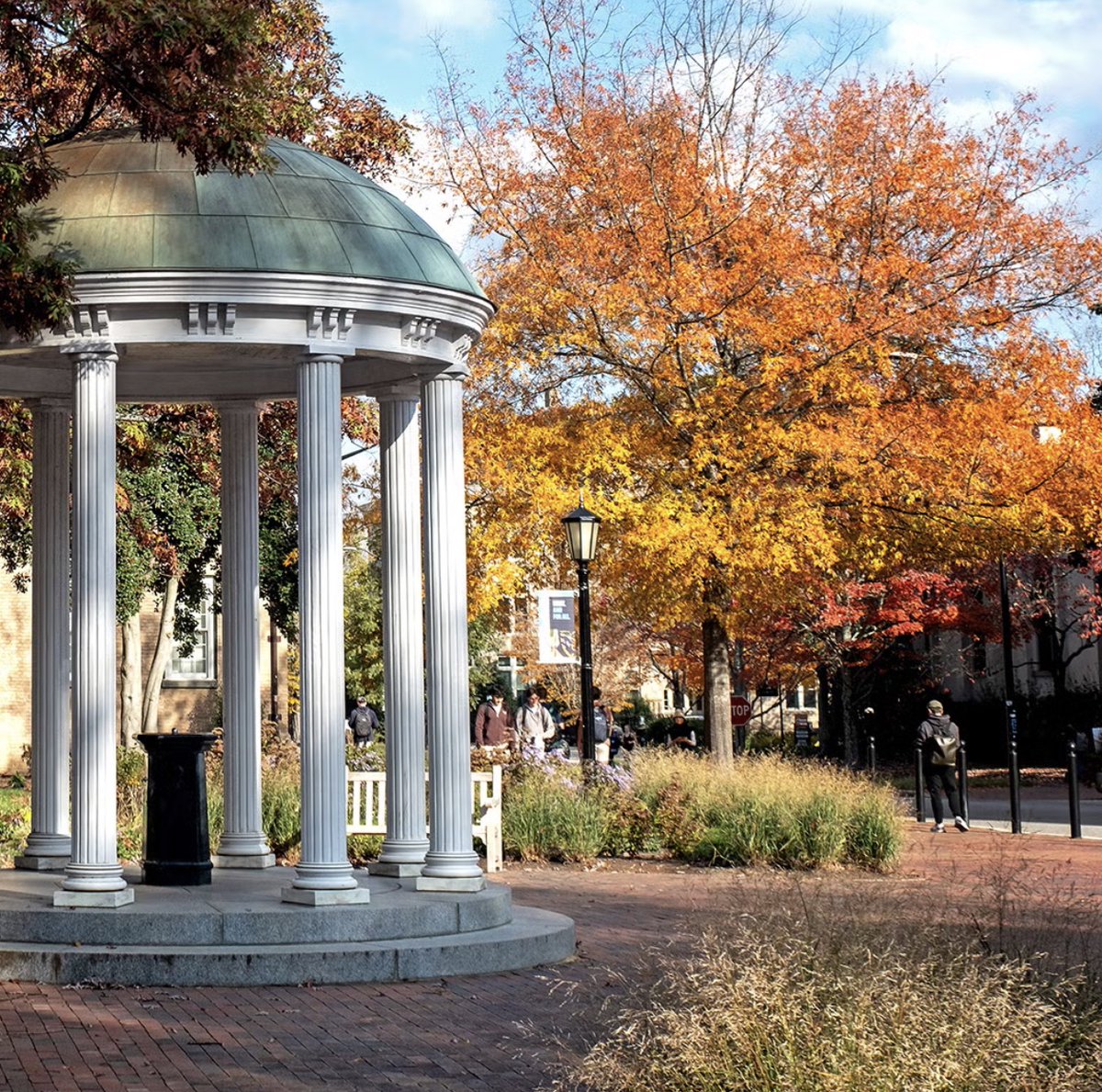 uncsog's tweet photo. Fall is one of the most beautiful seasons at Carolina. As the leaves turn crisp and fall away, @UNC is sharing scenes of autumnal beauty around campus.

📷 Credit: University photographers Johnny Andrews and Jon Gardiner

https://t.co/dPUDD9ilZe https://t.co/YrpMlX9kWl