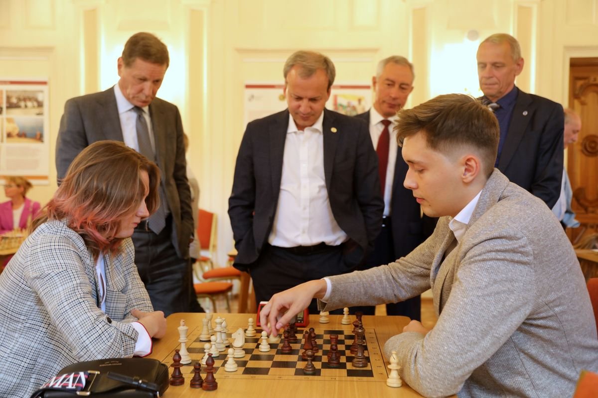PHChess's tweet image. Shuvalova just won the decisive game for the &quot;neutral&quot; Russian 🇷🇺 team at the World Championship in Spain 🇪🇸 

Here she is celebrating Chess day in Moscow 🇷🇺 with Sanctioned Vice-speaker of the Russian Duma 🇷🇺Alexander Zhukov, and FIDE President Arkadi Dvorkovich 🇷🇺