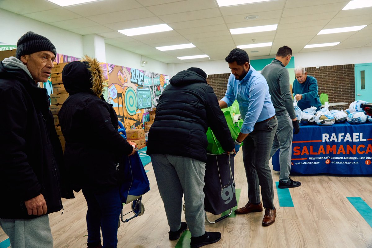 CMSalamancaJr's tweet image. We were proud to hand out turkeys and bags of fresh produce generously provided by @huntspointmkt — ensuring #Bronx families have what they need this holiday season.

Thank you @NYCCouncil Member-elect Justin Sanchez for joining us in giving back to our community.

(2/2)