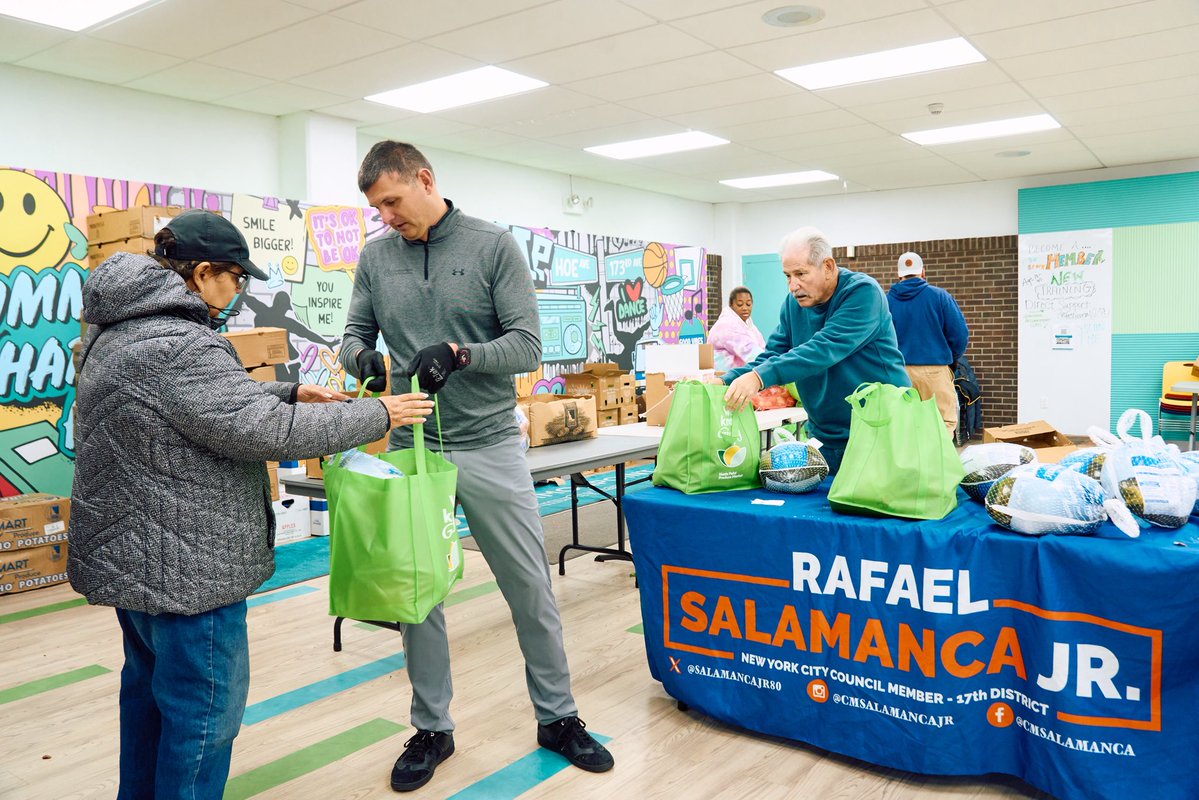 CMSalamancaJr's tweet image. We were proud to hand out turkeys and bags of fresh produce generously provided by @huntspointmkt — ensuring #Bronx families have what they need this holiday season.

Thank you @NYCCouncil Member-elect Justin Sanchez for joining us in giving back to our community.

(2/2)
