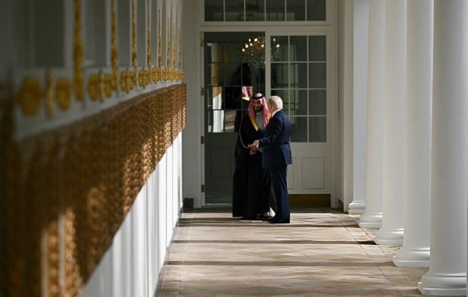 الرئيس "ترامب" يصطحب سمو ولي العهد
في جولة داخل اروقة البيــت الابيــض 🇸🇦🇺🇸

#محمد_بن_سلمان_في_واشنطن