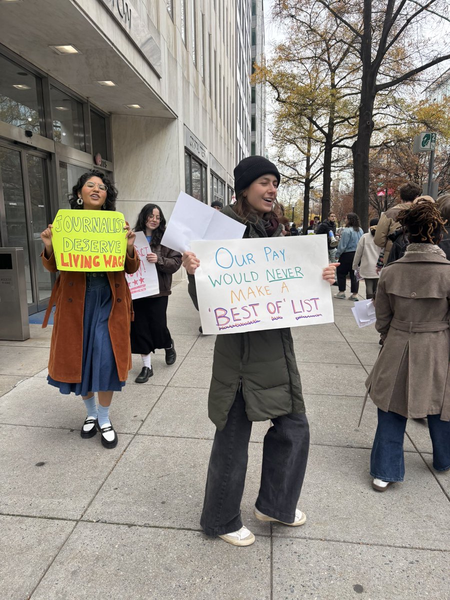 WashGuild's tweet image. Catch us at 18th and K RIGHT NOW figuring for fair pay and a fair contract!