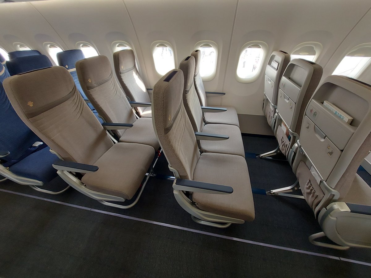 Michaelkelly707's tweet image. Some intetesting chinese aircraft @DubaiAirshow today
Pics of the interior of the #Comac #C919
#DAS #DAS25  #DAS2015 #avgeek