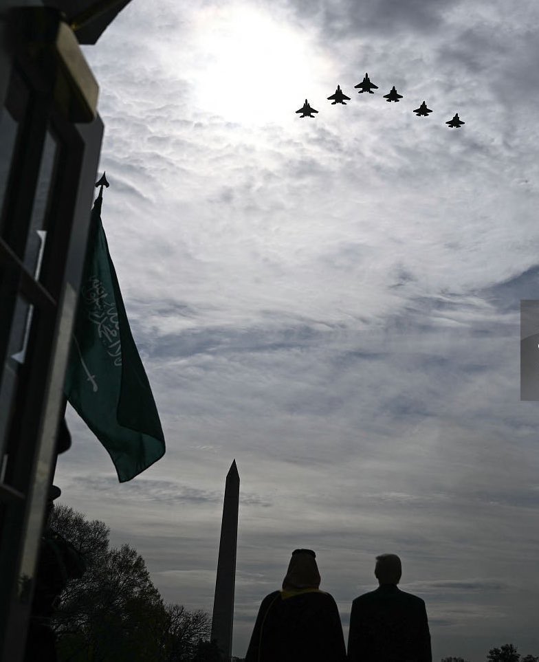 🇺🇸 واشنطن و الرياض 🇸🇦
ليستا مجرد عاصمتين تربطهما المصالح، بل نظامان دوليّان اكتشف كل منهما أن استقرار العالم يبدأ من نقطة التقاء بينهما.

إنه تكامل تاريخي لا يقوم على المجاملة، بل على إدراك براغماتي بأن توازن القوّة في القرن الواحد والعشرين لا يُصاغ دون حضور السعودية ورؤية الأمير