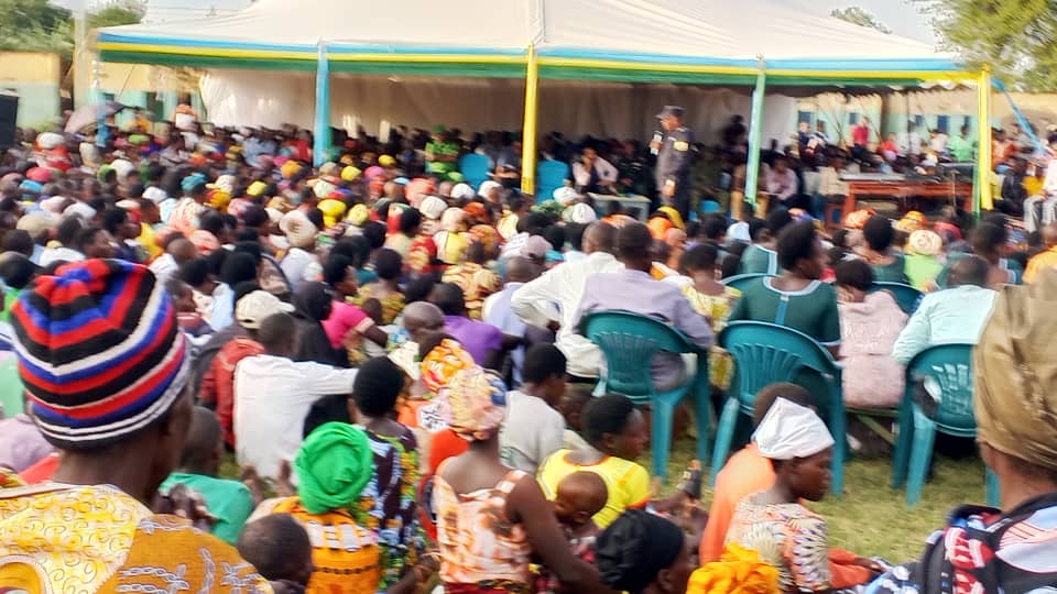 SectorKabarore's tweet photo. Ku gicamunsi cyo kuri uyu wa Kabiri, Umuyobozi w'Akarere wungirije @MUKAMANAMarcel1  n'inzego z'Umutekano bifatanyije n'abaturage b'Akagari ka Kabeza mu Murenge wa @SectorKabarore mu nteko z'Abaturage
@GatsiboDistrict @RwandaEast 
@RwandaLocalGov https://t.co/95GZQoBxuc