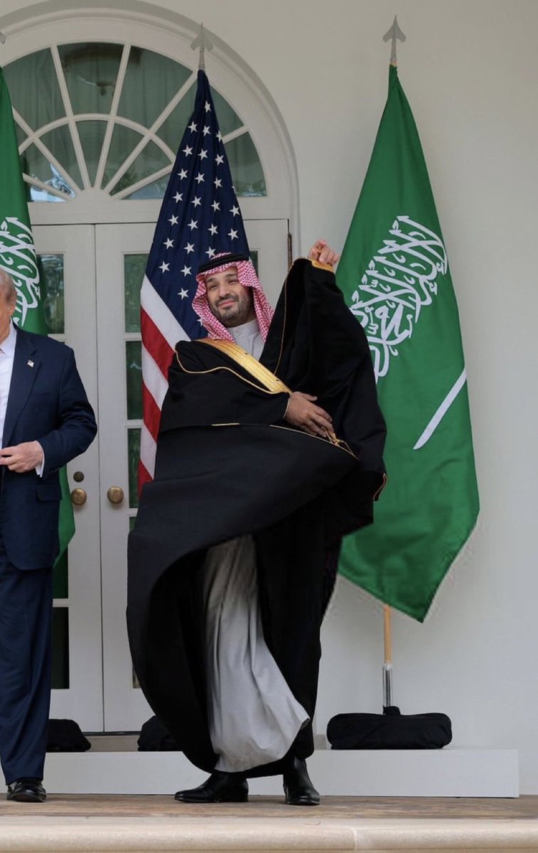 هذا ولي العهد اشد من ذو الفقار
مهد لنا الدرب يوم الدرب كله وعر

غير قرار الدول فالبيت الابيض وصار
يصدر قرار الدول من وسط بيت الشعر
#فيصل_هدلان