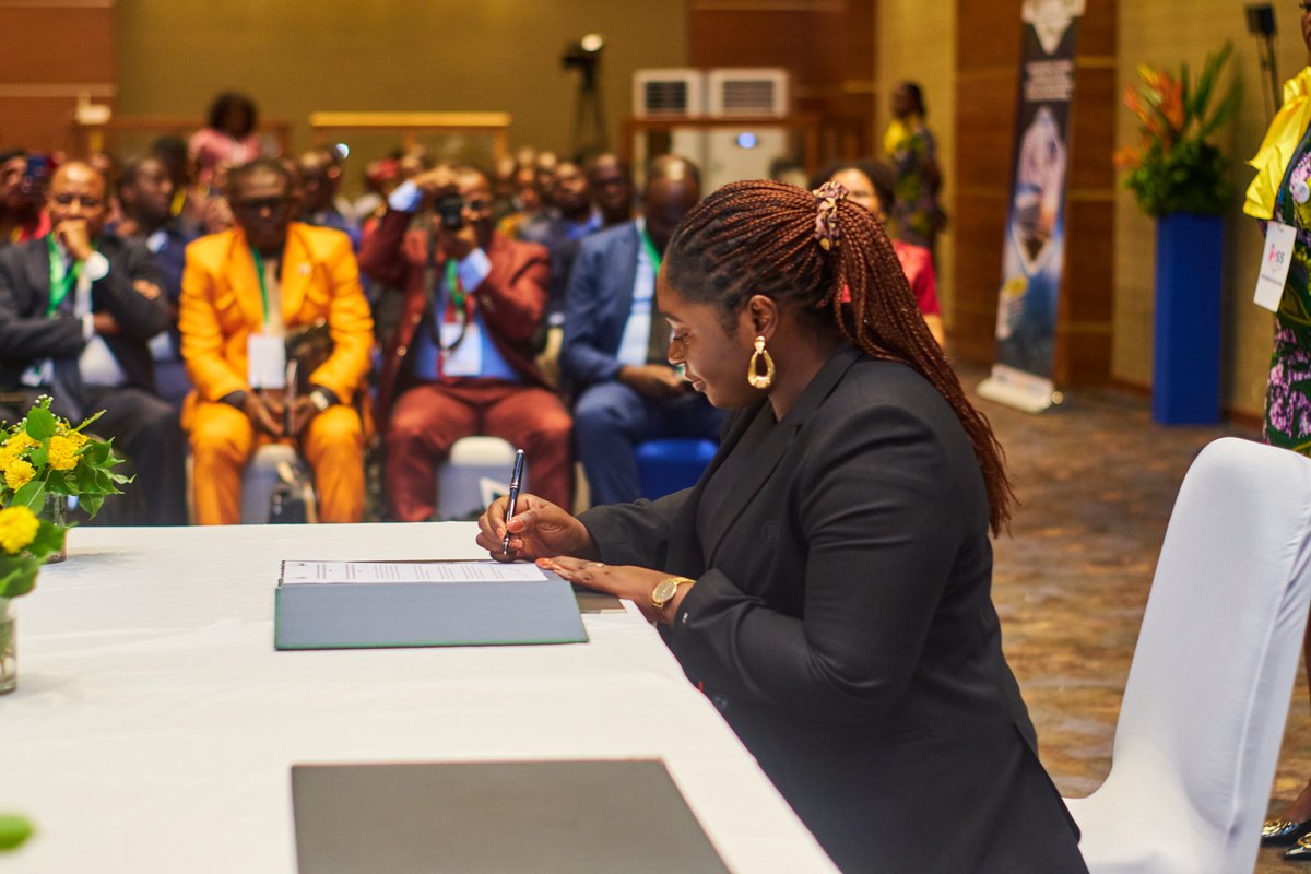 Un moment historique :
Signature de la Déclaration de Coopération régionale, actant la mise en place du réseau ReTEAC.
Une étape clé vers une coordination scientifique accrue en Afrique centrale.
#CoopérationRégionale