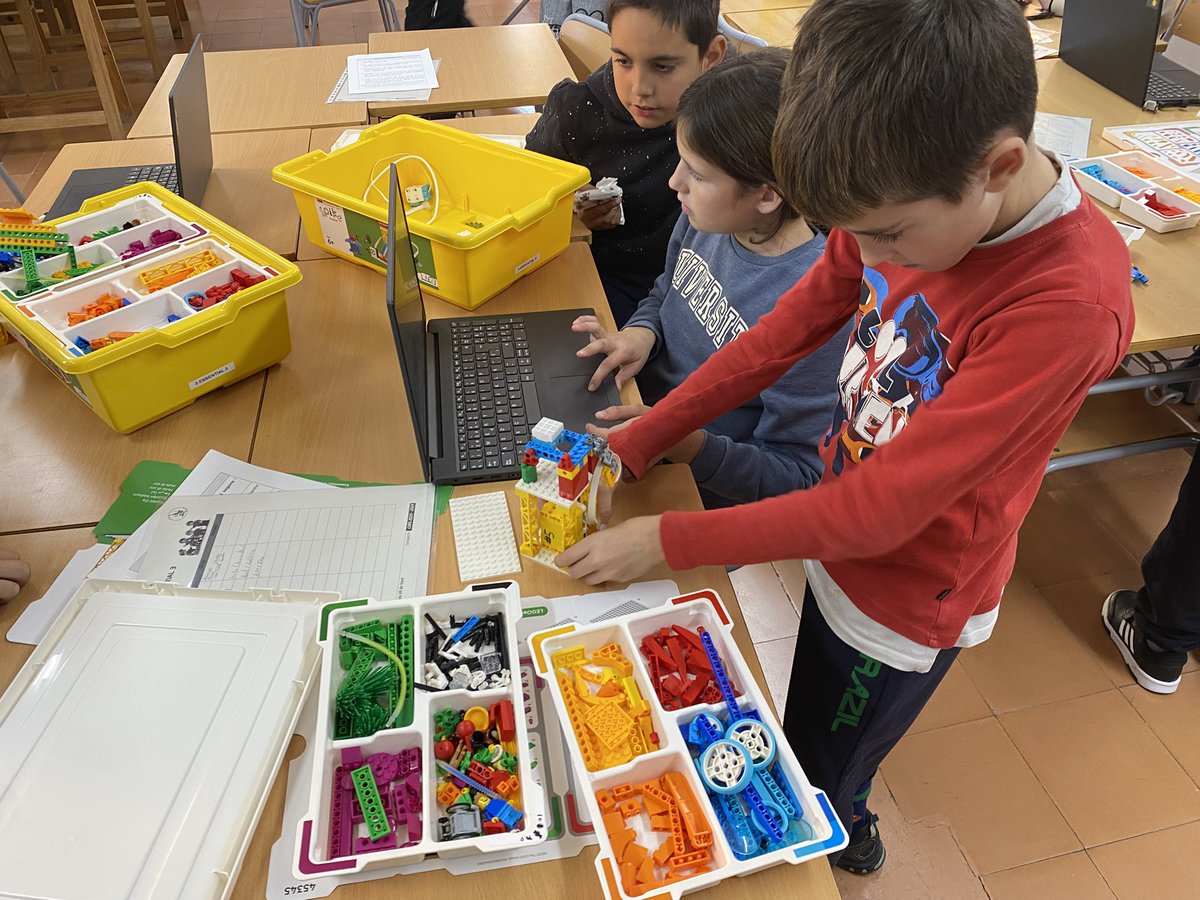 Avui el i les alumnes de 4t han començat a treballar amb el projecte @robotsenacció . Aquest és el segon any que hi participem com escola i afrontem els reptes de la segona temporada amb molta il•lusió i motivació! Ho superarem tot! 🦾🤖

#robotsenacció
