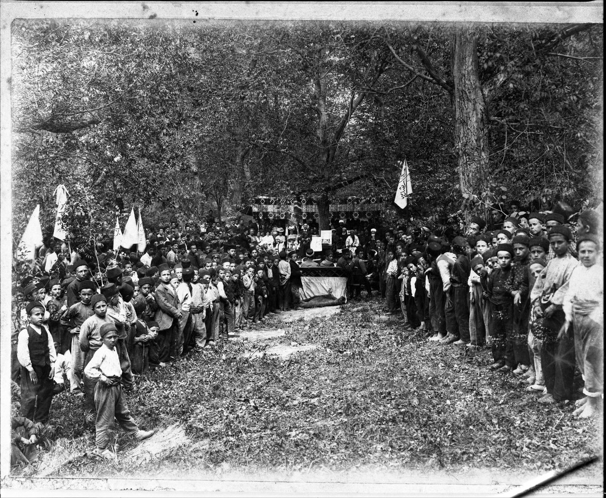 Tercüman gazetesinin 25. yıl kutlamalarından bir kesit (1908). Fotoda net değil ama arkada ortada bize göre sağda duranlardan biri Abdürreşit İbrahimov. Yine arkada bize göre solda İsmail Bey Gaspıralı. Malum 1905-06 Rusya Müslüman kongrelerinde aralarına soğukluk giriyor.