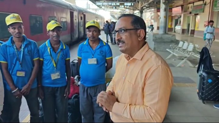 Today,at Shalimar Station, senior supervisors interacted with the on-board housekeeping staff of Train No.22825 SHM MGR SF Exp, providing them with information on proper waste management  &amp; disposal,&amp; encouraging them to give their best services.
<a href="/serailwaykol/">South Eastern Railway</a> 
<a href="/RailMinIndia/">Ministry of Railways</a>