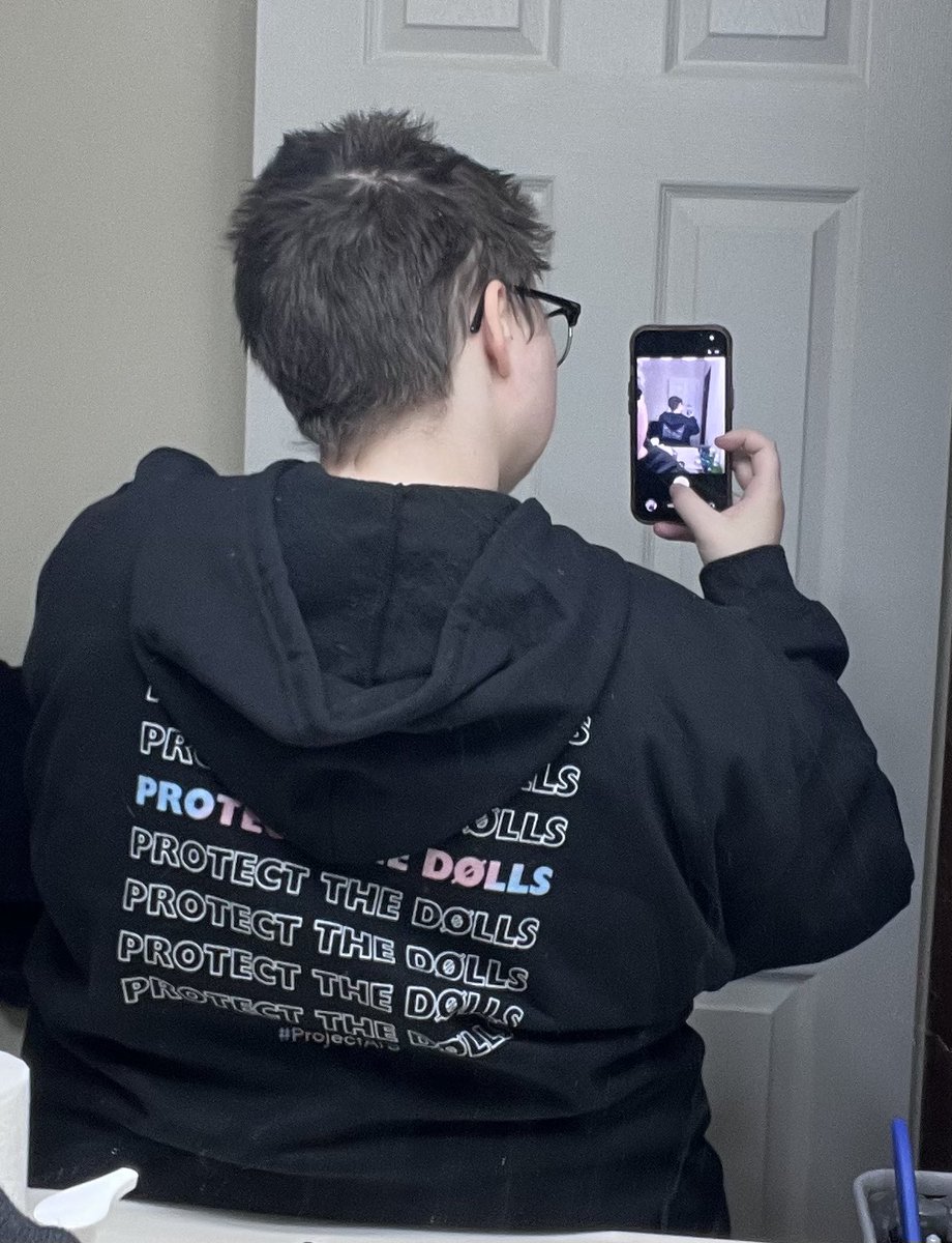 skyatbest's tweet image. protect the dølls + to life they were dedicated, now that should be celebrated
merch from my two favorite pilots-adjacent shops arrived today, my #projectats hoodie and my trench edition of @TheOnlyBandITW !!