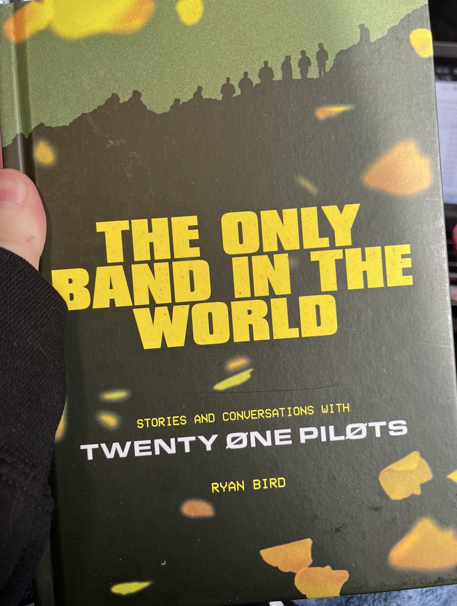 skyatbest's tweet image. protect the dølls + to life they were dedicated, now that should be celebrated
merch from my two favorite pilots-adjacent shops arrived today, my #projectats hoodie and my trench edition of @TheOnlyBandITW !!