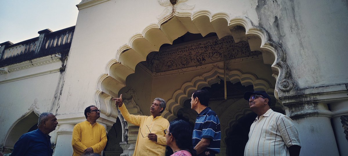 narayanatweets's tweet image. ହିନ୍ଦୋଳ ରାଜବାଟି ଯିବାପାଇଁ ସୁଯୋଗ ମିଳିଥିଲା Aitiha ଟିମ୍ ସହ l ବ୍ରିଟିଶ ଶାସନ ସମୟରେ ହିନ୍ଦୋଳ ଏକ ଗଡ଼ଜାତ ରାଜ୍ୟ ଥିଲା ଯାହା ଏବେ ଅଛି ଢେଙ୍କାନାଳ ଜିଲ୍ଲାରେ l ବର୍ତ୍ତମାନର ରାଜା ଶ୍ରୀ ଶୈଳେନ୍ଦ୍ର ନାରାୟଣ ସିଂହଦେଓ ନିଜ ମୂଲ୍ୟବାନ ସମୟ ଦେଇଥିଲେ ଓ ଅନେକ ସମୟ ଧରି ଗପିଥିଲେ ନିଜ ରାଜବଂଶର ବଂଶାବଳୀ ଓ ରାଜପ୍ରସାଦ ବିଷୟରେ l 
1/n