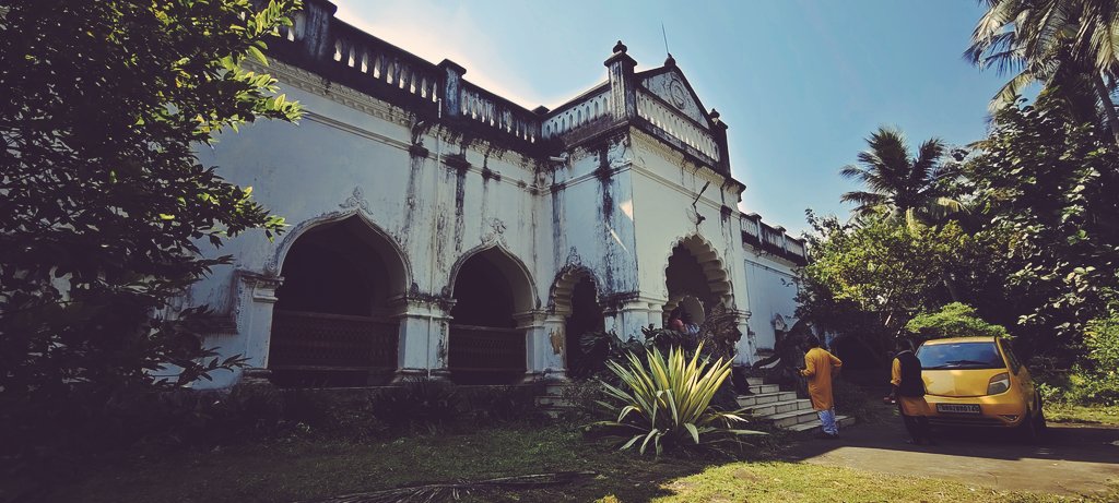 narayanatweets's tweet image. ହିନ୍ଦୋଳ ରାଜବାଟି ଯିବାପାଇଁ ସୁଯୋଗ ମିଳିଥିଲା Aitiha ଟିମ୍ ସହ l ବ୍ରିଟିଶ ଶାସନ ସମୟରେ ହିନ୍ଦୋଳ ଏକ ଗଡ଼ଜାତ ରାଜ୍ୟ ଥିଲା ଯାହା ଏବେ ଅଛି ଢେଙ୍କାନାଳ ଜିଲ୍ଲାରେ l ବର୍ତ୍ତମାନର ରାଜା ଶ୍ରୀ ଶୈଳେନ୍ଦ୍ର ନାରାୟଣ ସିଂହଦେଓ ନିଜ ମୂଲ୍ୟବାନ ସମୟ ଦେଇଥିଲେ ଓ ଅନେକ ସମୟ ଧରି ଗପିଥିଲେ ନିଜ ରାଜବଂଶର ବଂଶାବଳୀ ଓ ରାଜପ୍ରସାଦ ବିଷୟରେ l 
1/n