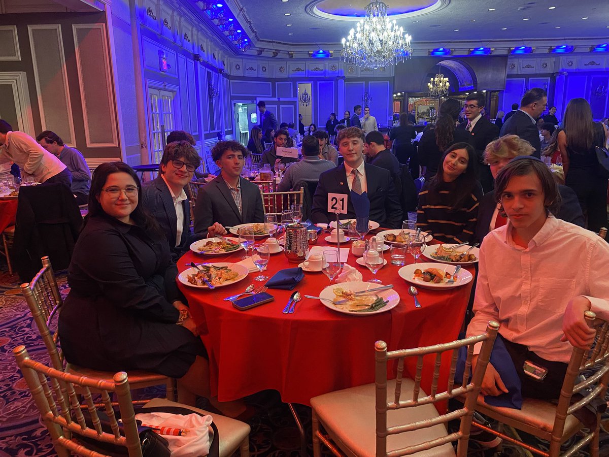 ZachVasile's tweet image. What an evening! Thank you to The Brownstone and NextGenNJ for helping us organize a Fall Leadership Summit 🍂 🗽

With over 300 attendees and about 100 members from Club America and TPUSA chapters from across NJ, it is safe to say that TPUSA is on the Right track in NJ! 🇺🇸 🦅