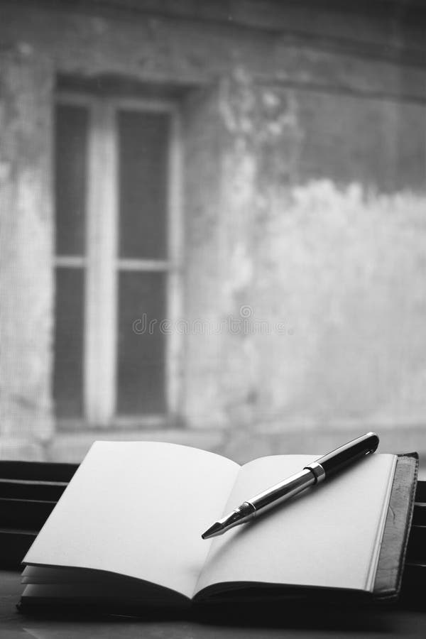 imPankaj1singh's tweet image. चिर सजग आँखें उनींदी आज कैसा व्यस्त बाना

जाग तुझको दूर जाना

अचल हिमगिरि के हृदय में आज चाहे कंप हो ले
या प्रलय के आँसुओं में मौन अलसित व्योम रो ले
आज पी आलोक को डोले तिमिर की घोर छाया
जाग या विद्युतशिखाओं में निठुर तूफान बोले
पर तुझे है नाश-पथ पर चिह्न अपने छोड़ आना
जाग तुझको..