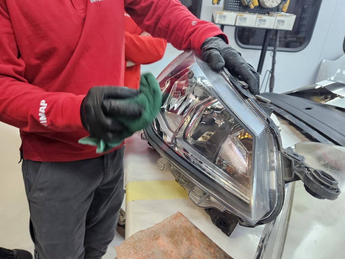 CESVIMAP's tweet image. Hemos tenido la oportunidad de asistir en #CESVIMAP a la presentación de las novedades en materia de pinturas con efecto cromado de New Fantachrome, así como la presentación de sus nuevos productos de limpieza y mantenimiento de las zonas de pinturas y de piezas exteriores.