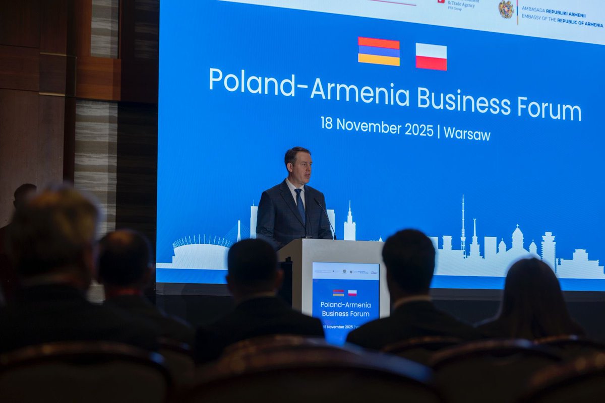 MRiTGOVPL's tweet photo. W Warszawie zakończyło się organizowane przez @PAIH_pl we współpracy z #MRiT oraz @ea_armenia i @armembwarsaw Forum Biznesu Polska-Armenia🇵🇱🤝🇦🇲. Wydarzenie zgromadziło firmy z sektora energetycznego, farmaceutycznego i spożywczego.
💬Wraz z rozwojem polskiej gospodarki i wzrostem jej roli w globalnych łańcuchach wartości rosną również nasze ambicje gospodarcze. Polska, pozostając ważnym filarem Unii Europejskiej, aktywnie poszukuje partnerów gospodarczych na rynkach całego świata. Mam nadzieję, że dzisiejsze Forum przyczyni się do inicjowania nowych projektów handlowych i inwestycyjnych - powiedział wiceminister @M_Baranowski podczas inauguracji wydarzenia.