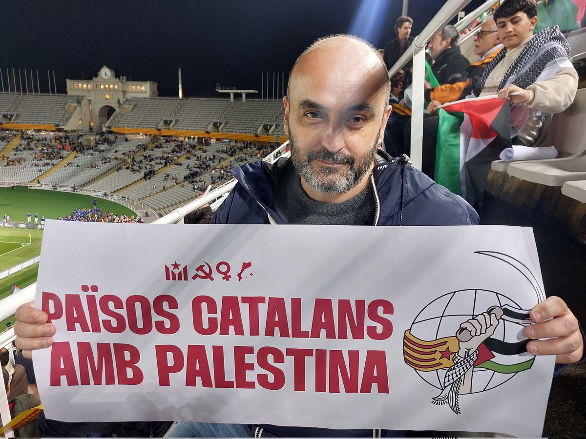 A punt de començar un partit de futbol històric: Catalunya i Palestina avui no competeixen. S'agermanen com a pobles.