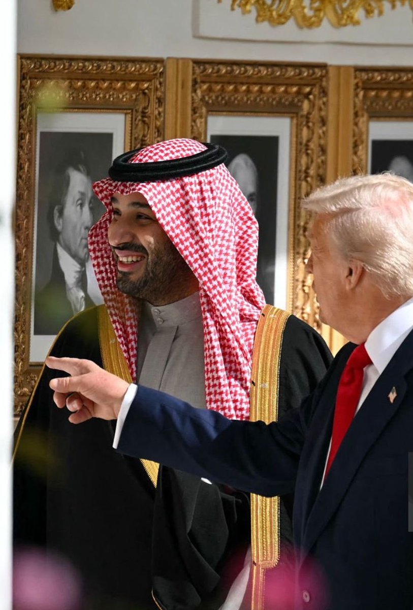 اليوم دخلت رؤية 2030 إلى البيت الأبيض… لا كمشروع طموح، بل كقصة نجاح تمشي على قدمي صاحبها تزهو بمهندسها..

وصول ولي العهد الأمير محمد بن سلمان إلى واشنطن، والاستقبال المهيب من الرئيس ترامب ونائبه وكبار المسؤولين، كان مشهداً يتجاوز البروتوكولات؛ كان اعترافاً دولياً بأن السعودية