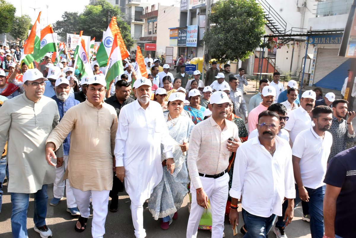 BJPDrMadhavDave's tweet image. ઇતિહાસનું સ્મરણ અને ભવિષ્યનો સંકલ્પ ! 🇮🇳

દેશની અખંડિતતા ના શિલ્પી સરદાર વલ્લભભાઈ પટેલની 150મી જયંતિની ઉજવણીના ભાગરૂપે આજે રાજકોટ પૂર્વ વિધાનસભા 68 વિસ્તારમાં &apos; સરદાર @150 યુનિટી માર્ચ&apos; પદયાત્રામાં સહભાગી થવાનો અવસર મળ્યો.

#Sardar150
#UnityMarch

(1/2)