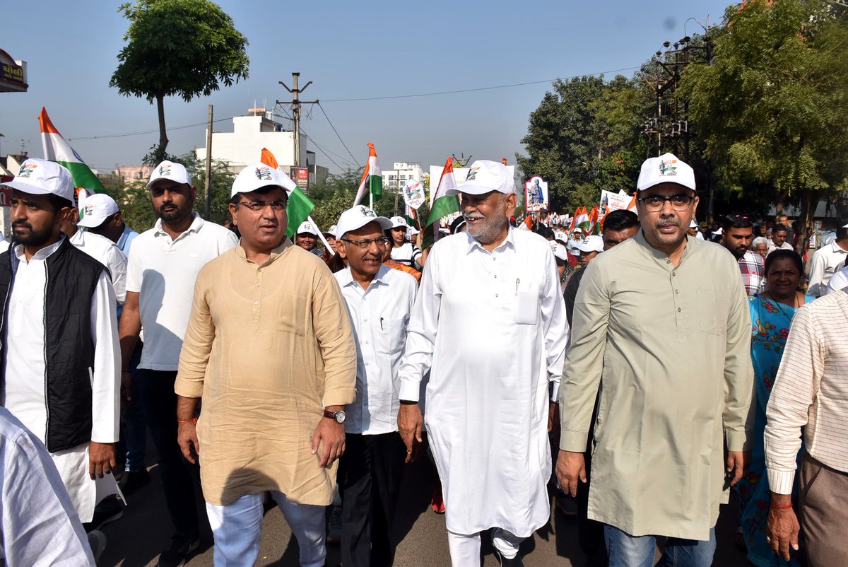 BJPDrMadhavDave's tweet image. ઇતિહાસનું સ્મરણ અને ભવિષ્યનો સંકલ્પ ! 🇮🇳

દેશની અખંડિતતા ના શિલ્પી સરદાર વલ્લભભાઈ પટેલની 150મી જયંતિની ઉજવણીના ભાગરૂપે આજે રાજકોટ પૂર્વ વિધાનસભા 68 વિસ્તારમાં &apos; સરદાર @150 યુનિટી માર્ચ&apos; પદયાત્રામાં સહભાગી થવાનો અવસર મળ્યો.

#Sardar150
#UnityMarch

(1/2)