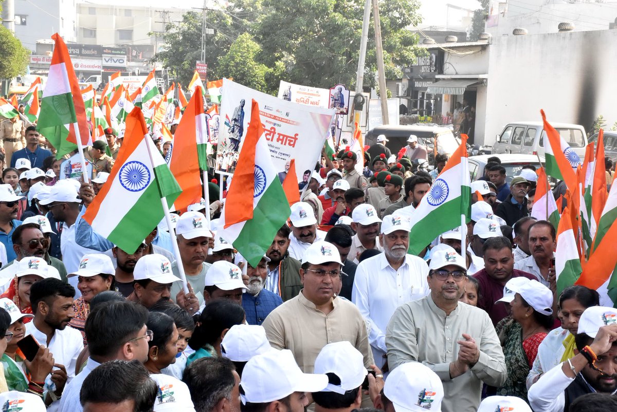 BJPDrMadhavDave's tweet image. ઇતિહાસનું સ્મરણ અને ભવિષ્યનો સંકલ્પ ! 🇮🇳

દેશની અખંડિતતા ના શિલ્પી સરદાર વલ્લભભાઈ પટેલની 150મી જયંતિની ઉજવણીના ભાગરૂપે આજે રાજકોટ પૂર્વ વિધાનસભા 68 વિસ્તારમાં &apos; સરદાર @150 યુનિટી માર્ચ&apos; પદયાત્રામાં સહભાગી થવાનો અવસર મળ્યો.

#Sardar150
#UnityMarch