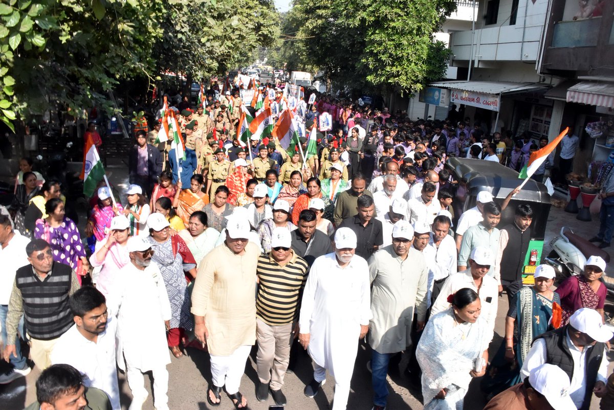 BJPDrMadhavDave's tweet image. ઇતિહાસનું સ્મરણ અને ભવિષ્યનો સંકલ્પ ! 🇮🇳

દેશની અખંડિતતા ના શિલ્પી સરદાર વલ્લભભાઈ પટેલની 150મી જયંતિની ઉજવણીના ભાગરૂપે આજે રાજકોટ પૂર્વ વિધાનસભા 68 વિસ્તારમાં &apos; સરદાર @150 યુનિટી માર્ચ&apos; પદયાત્રામાં સહભાગી થવાનો અવસર મળ્યો.

#Sardar150
#UnityMarch