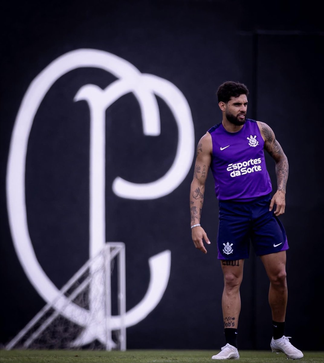 futebol_info's tweet photo. Roma segue interessada na contratação de Yuri Alberto, do Corinthians.

André Cury, empresário do atacante, esteve em Roma na semana passada.

Na última janela, o clube italiano acenou com 27 milhões de euros (R$ 167 milhões) pelo camisa 9, mas a negociação não avançou.

O Corinthians possui 50% de Yuri Alberto. Os outros 50% são do Zenit. O Timão tem ainda uma dívida com Cury.

🗞 @ESPNBrasil | @andrehernan | “Fala a Fonte”
📸 Rodrigo Coca/SCCP