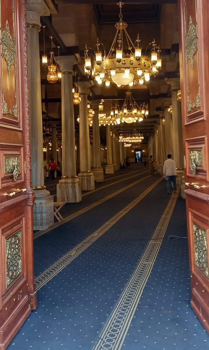 ركن هذا المقام جنة عدن
 من أتاه يفوز بالمأمول
ركن هذا المقام ركن سديد 
نال فيه الداعون حُسن القبول
ركن هذا المقام كعبة مصر
زاد مجدًا بالسيد بن البتول
ركن هذا المقام حاز فخارا
بالإمام الحسين سبط الرسول