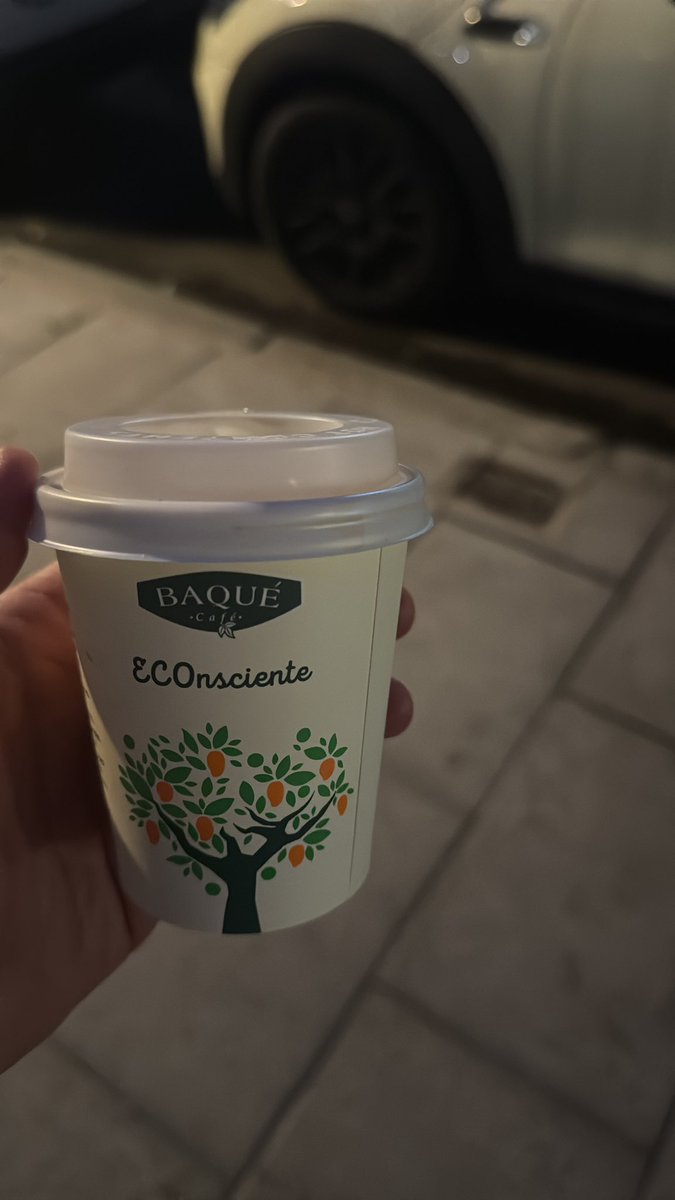 Os presento a Willy. 

Tengo sentimientos encontrados con él… 

Willy me está salvando la dura y fría tarde de trabajo madrileño, pero me ha costado 2,5 € y eso a un guardia le duele. 

Nota a futuros compañeros: Dejad el café, que luego caéis en Madrid y perdéis el sueldo 🤣