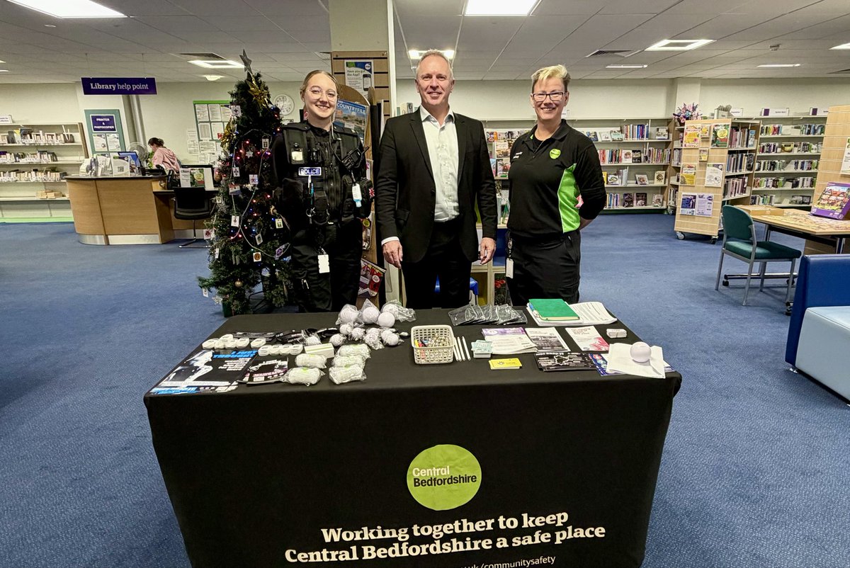 MarkVersallion's tweet image. Great to chat with the Police and CBC’s Community Safety Team today in their joint effort to raise engagement.
Strong police presence in the high street too and reassuring to see lots of people talking with them, in the market and at the joint stand in the always busy LB Library.