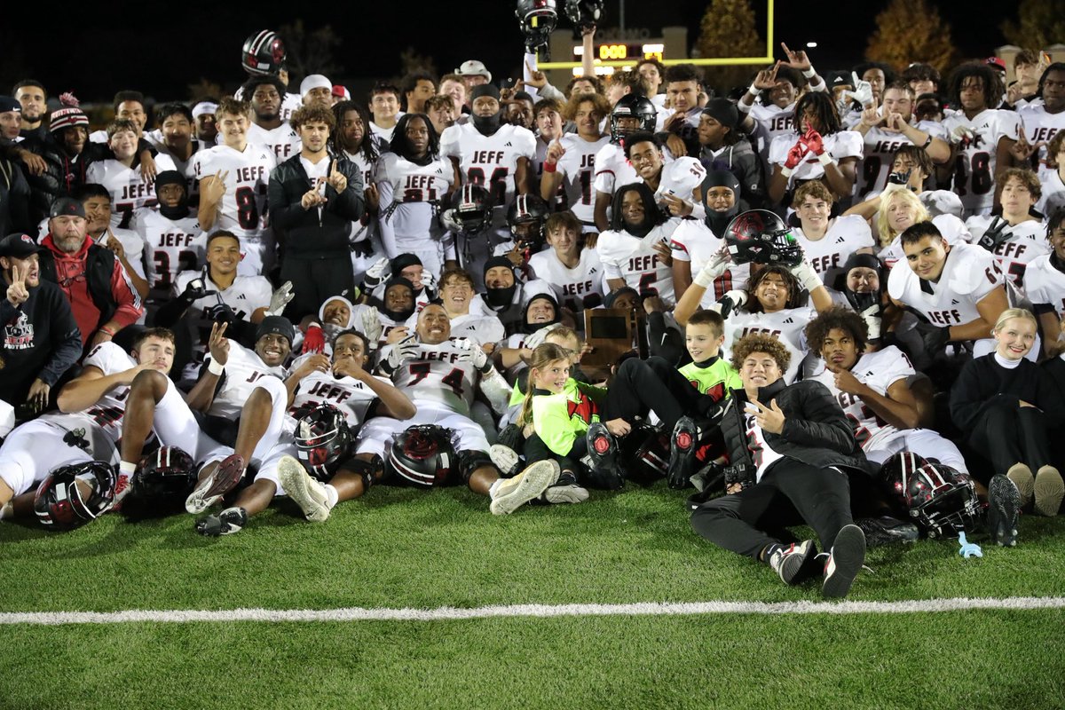 asaritchie_'s tweet photo. It’s been a couple days and Friday night is still sitting a little heavy on my heart. I want to express the ample amount of gratitude I have for LJ football and how blessed I am to be a broncho these last 4 seasons. From the bottom of my heart thank you LJ.❤️🖤#3out @LJBronchoFB https://t.co/MppXqKZsaZ