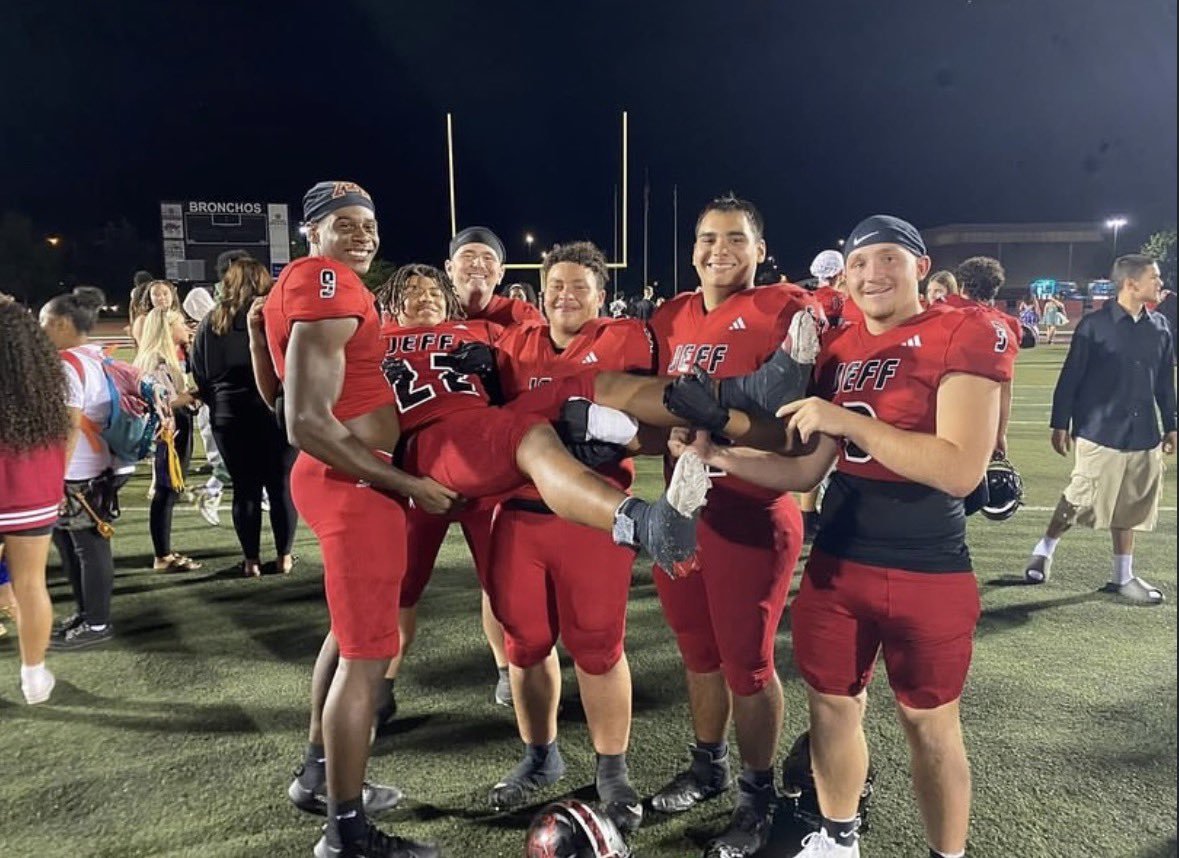 asaritchie_'s tweet photo. It’s been a couple days and Friday night is still sitting a little heavy on my heart. I want to express the ample amount of gratitude I have for LJ football and how blessed I am to be a broncho these last 4 seasons. From the bottom of my heart thank you LJ.❤️🖤#3out @LJBronchoFB https://t.co/MppXqKZsaZ
