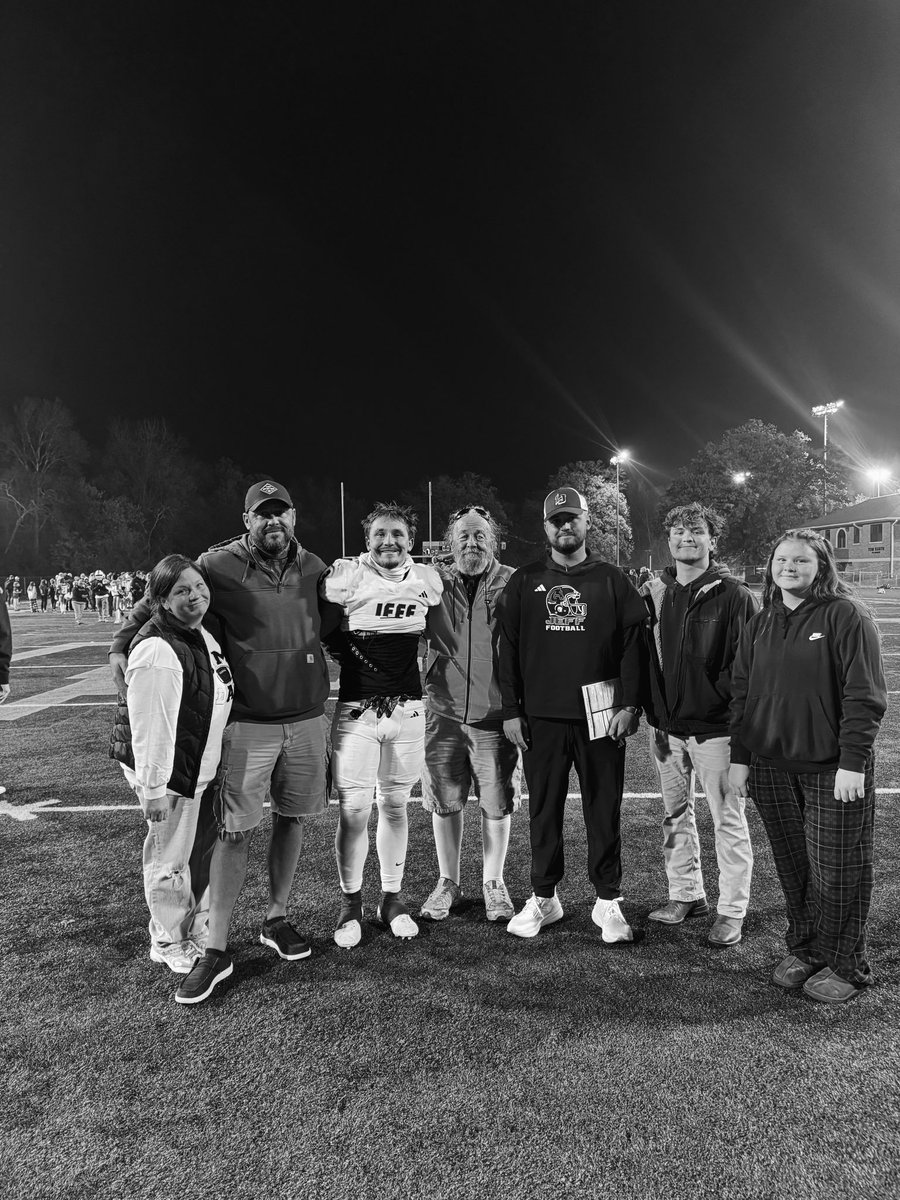asaritchie_'s tweet photo. It’s been a couple days and Friday night is still sitting a little heavy on my heart. I want to express the ample amount of gratitude I have for LJ football and how blessed I am to be a broncho these last 4 seasons. From the bottom of my heart thank you LJ.❤️🖤#3out @LJBronchoFB https://t.co/MppXqKZsaZ