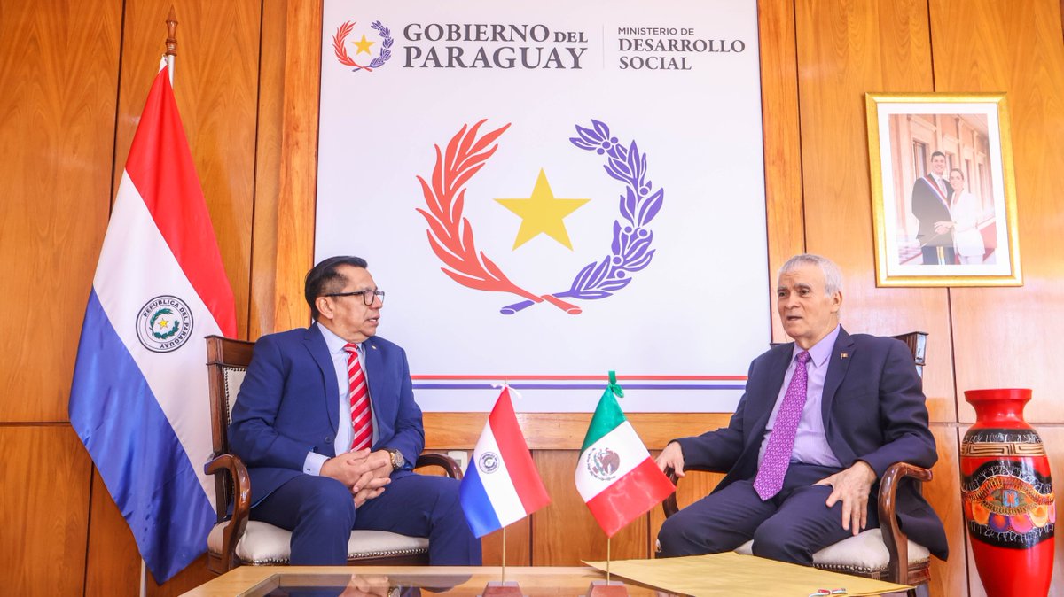 El Mtro. <a href="/tadeorojasm/">Miguel Tadeo Rojas Meza</a> recibió hoy al embajador de #México en Paraguay <a href="/manuel_nungaray/">Juan Manuel Nungaray</a>, con quien intercambió experiencias y datos de las políticas sociales  en ambos países. Destacaron el impacto de programas que reducen la pobreza y se comprometieron en trabajar conjuntamente.
