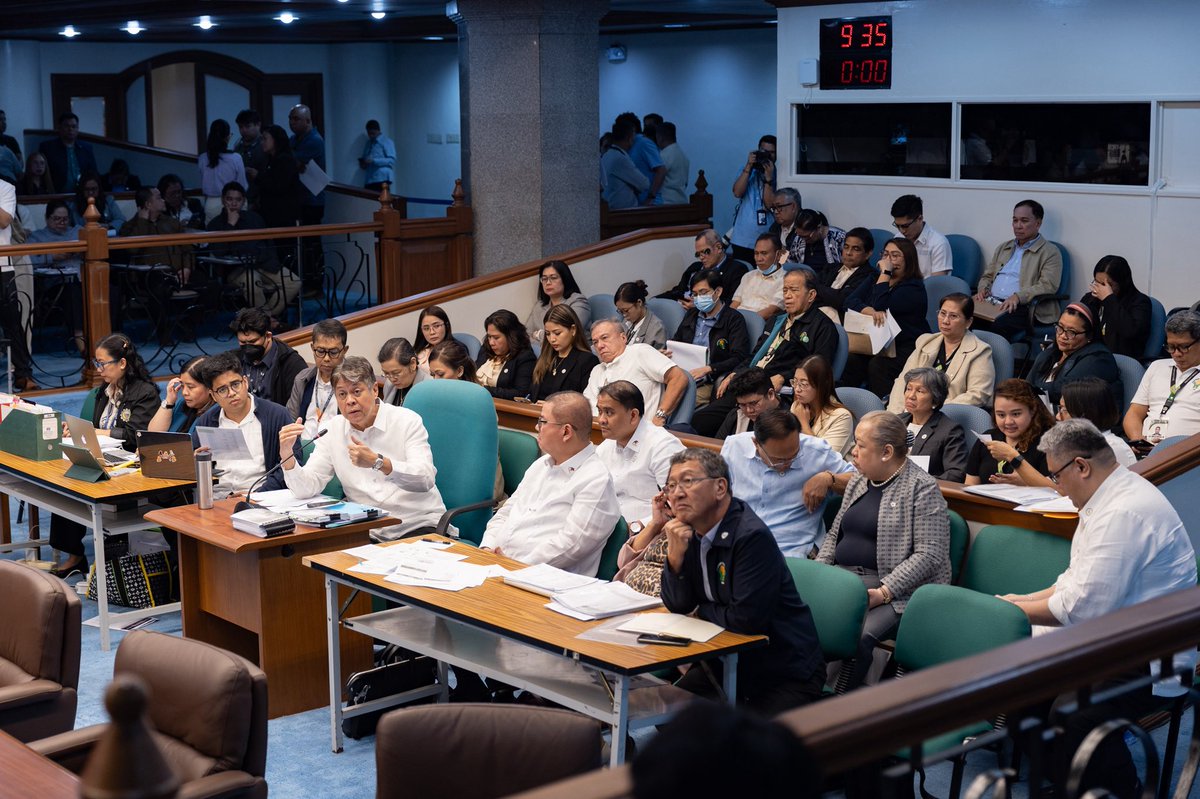 kikopangilinan's tweet photo. SPONSORED THE 2026 DA BUDGET ✅

Bilang sponsor ng ₱184.09B budget ng Department of Agriculture para sa 2026, muli nating iginiit: kung gusto natin ng sapat na pagkain, mas mataas na kita ng magsasaka, at mas matatag na ekonomiya, kailangan pondohan ang sektor na nagpapakain sa buong bansa.

Saklaw ng DA ang buong value chain: mula produksyon, postharvest at pagproseso, market access at trade, hanggang empowerment ng mga farmers at fisherfolk.

Lahat ito ay dapat isagawa nang nagkakaisa, evidence-based, at nakabatay sa tunay na pangangailangan ng ating mga magpapalay, maggugulay, mangingisda, at rural communities.

Sa gitna ng mataas na presyo ng pagkain, climate shocks, at smuggling, malinaw ang dapat na direksyon:
Mas malakas na suporta. Mas malaking pondo. Mas seryosong pamumuhunan sa agrikultura.

Dahil kapag umangat ang magsasaka at mangingisda, aangat ang buong Pilipinas. 🌾🇵🇭