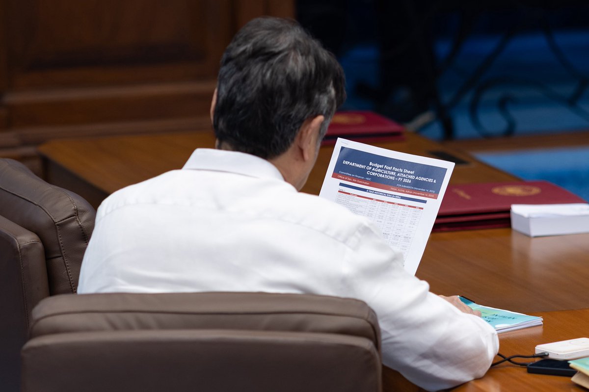 kikopangilinan's tweet photo. SPONSORED THE 2026 DA BUDGET ✅

Bilang sponsor ng ₱184.09B budget ng Department of Agriculture para sa 2026, muli nating iginiit: kung gusto natin ng sapat na pagkain, mas mataas na kita ng magsasaka, at mas matatag na ekonomiya, kailangan pondohan ang sektor na nagpapakain sa buong bansa.

Saklaw ng DA ang buong value chain: mula produksyon, postharvest at pagproseso, market access at trade, hanggang empowerment ng mga farmers at fisherfolk.

Lahat ito ay dapat isagawa nang nagkakaisa, evidence-based, at nakabatay sa tunay na pangangailangan ng ating mga magpapalay, maggugulay, mangingisda, at rural communities.

Sa gitna ng mataas na presyo ng pagkain, climate shocks, at smuggling, malinaw ang dapat na direksyon:
Mas malakas na suporta. Mas malaking pondo. Mas seryosong pamumuhunan sa agrikultura.

Dahil kapag umangat ang magsasaka at mangingisda, aangat ang buong Pilipinas. 🌾🇵🇭