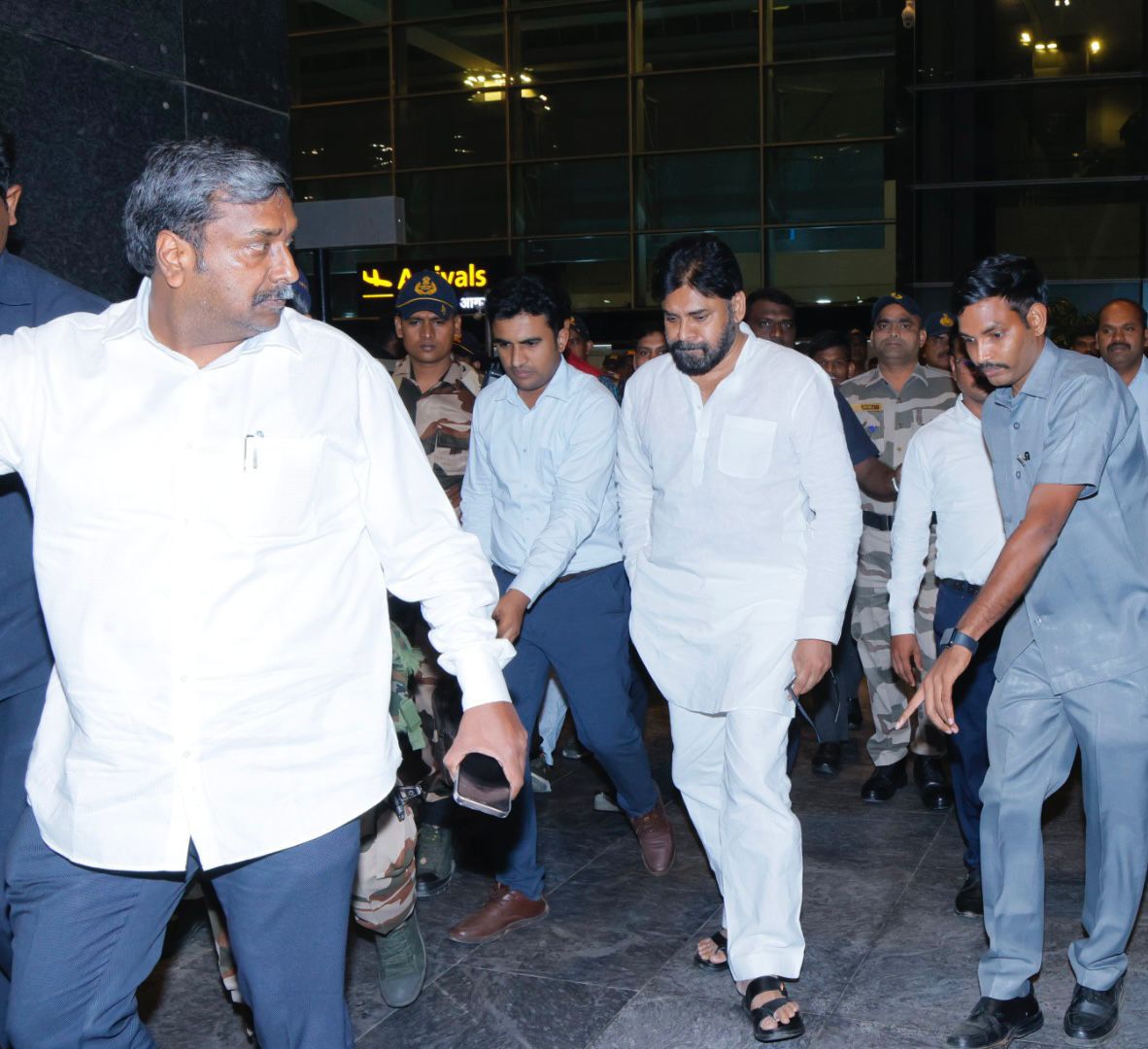 JanaSenaParty's tweet image. రాష్ట్ర ఉప ముఖ్యమంత్రి శ్రీ పవన్ కళ్యాణ్ గారు కొద్దిసేపటి క్రితం బెంగళూరు విమానాశ్రయానికి చేరుకున్నారు. అక్కడి నుంచి పుట్టపర్తి బయలుదేరారు. బుధవారం గౌరవ  ప్రధాన మంత్రి శ్రీ నరేంద్ర మోదీ గారు, ముఖ్యమంత్రి శ్రీ చంద్రబాబు నాయుడు గారితో కలిసి భగవాన్ శ్రీ సత్య సాయి బాబా వారి శత జయంతి…