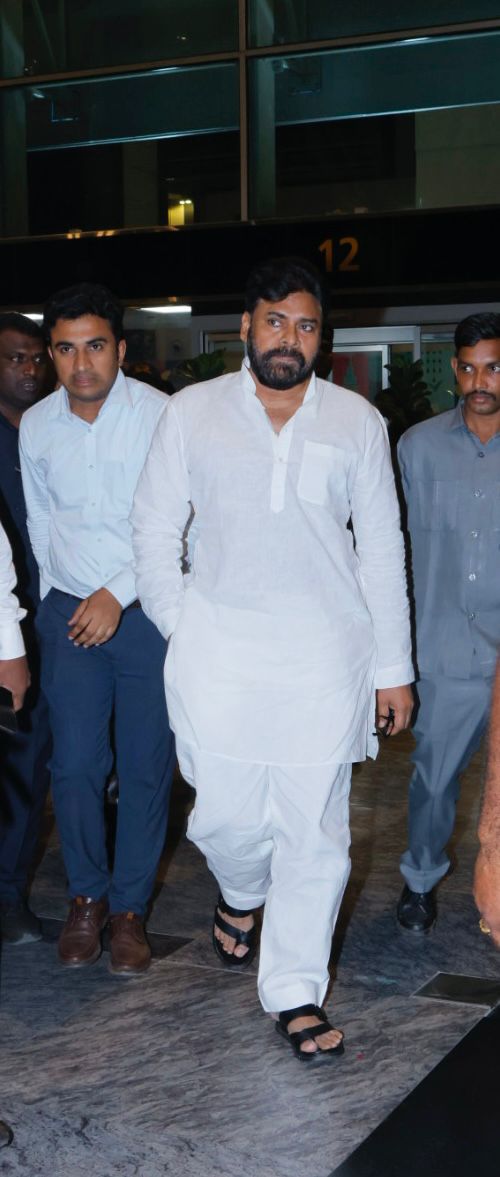 JanaSenaParty's tweet image. రాష్ట్ర ఉప ముఖ్యమంత్రి శ్రీ పవన్ కళ్యాణ్ గారు కొద్దిసేపటి క్రితం బెంగళూరు విమానాశ్రయానికి చేరుకున్నారు. అక్కడి నుంచి పుట్టపర్తి బయలుదేరారు. బుధవారం గౌరవ  ప్రధాన మంత్రి శ్రీ నరేంద్ర మోదీ గారు, ముఖ్యమంత్రి శ్రీ చంద్రబాబు నాయుడు గారితో కలిసి భగవాన్ శ్రీ సత్య సాయి బాబా వారి శత జయంతి…