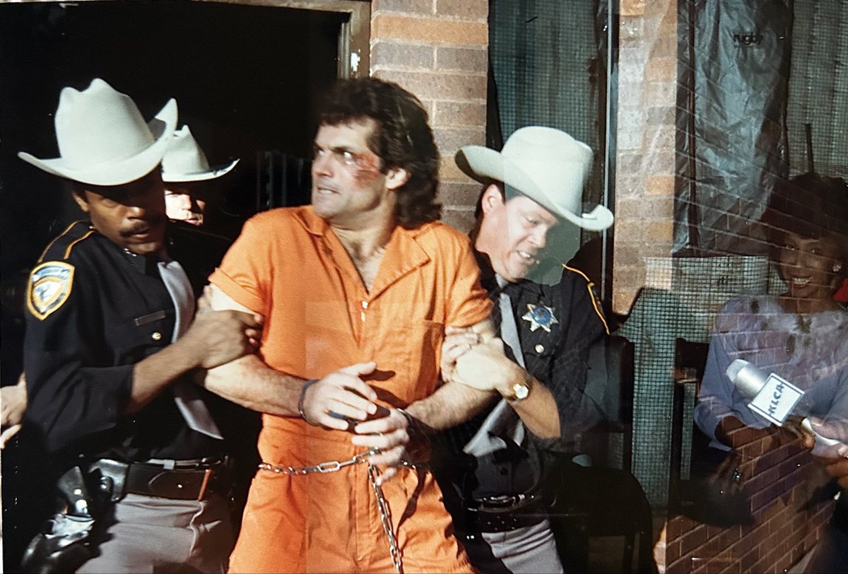 MarshallRTeague's tweet photo. Oh Tuesday..
You KNOW what TIME it is
THAT look that’s saaays it all
#TeagueTIME #TeagueTuesday
DEFINITELY getting #Teaguey
in #TvShow #OutLaws
Ep #PotBoiler
SOMEthings NEVER change 😏 https://t.co/3Y1FyaKMqa