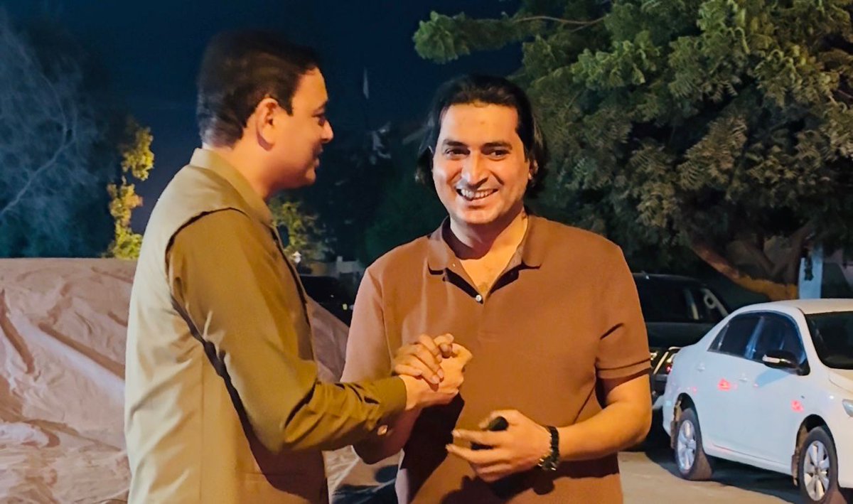 RashidKhaskhele's tweet photo. پیپلز یوتھ آرگنائزیشن کراچی کے صدر و چئیرمین صفورہ ٹاؤن راشد خاصخیلی کی وزیر بلدیات سندھ جناب ناصر حسین شاہ صاحب سے ان کی رہائشگاہ پر ملاقات، 
ملاقات میں سیاسی صورتحال اور صفورہ ٹاؤن کے حوالے سے تفصیلی گفتگو کی گئی،
اس دوران پاکستان پیپلز پارٹی کے رہنما ایم پی اے آصف موسیٰ اور حیدر عمرانی سے بھی ملاقات کی، 
#پاکستان_پیپلز_پارٹی 
#ٹاؤن_میونسپل_کارپوریشن_صفوراں 
@SyedNasirHShah 
@BBhuttoZardari