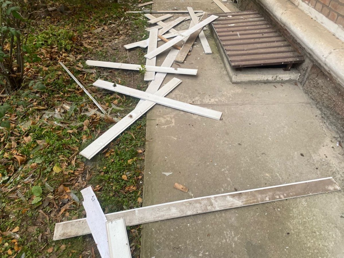 Nikopolgram's tweet image. 3 people were injured in Nikopol after attacks by the russians: men aged 53 and 60, and a 48-y.o. woman. All hospitalized in moderate condition

the russians hit the several communities with FPV drones and artillery, damaging infrastructure and killing 100 birds at a poultry farm