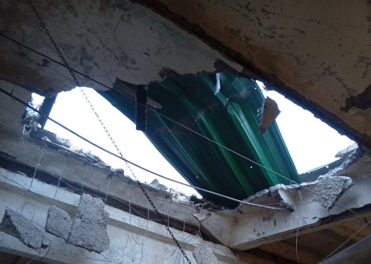 Nikopolgram's tweet image. 3 people were injured in Nikopol after attacks by the russians: men aged 53 and 60, and a 48-y.o. woman. All hospitalized in moderate condition

the russians hit the several communities with FPV drones and artillery, damaging infrastructure and killing 100 birds at a poultry farm